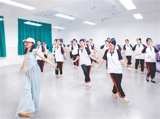 伴隨著輕快靈動(dòng)的東南亞音樂節(jié)奏，學(xué)生們翩然起舞。