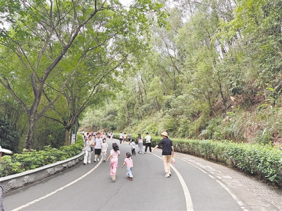 “五一”假期，不少親子家庭到群星公園登山，以文明行為守護(hù)僑鄉(xiāng)山水。