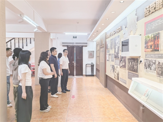 員工通過(guò)實(shí)物展品了解林基路的光輝一生。