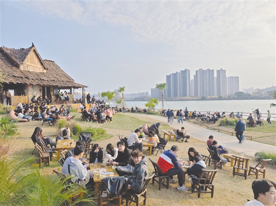 潮連街道推進(jìn)環(huán)島公園活力廣場“水經(jīng)濟(jì)+露營+夜經(jīng)濟(jì)”試點(diǎn)，持續(xù)招引優(yōu)質(zhì)項目入駐，打造文旅新名片。圖為漫野部落。李偉杰