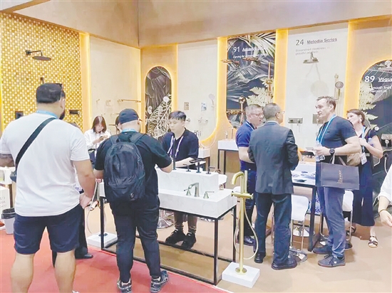 本屆廣交會期間，鶴山參展水暖五金衛(wèi)浴企業(yè)累計接待來自歐洲、中東、東南亞、非洲、美洲等50多個國家和地區(qū)的采購商超2000人次，收獲了可觀的意向訂單。