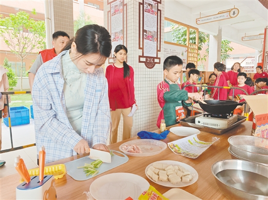 鶴山市翰林學(xué)校舉辦首屆親子廚神爭霸賽，學(xué)生與家長通力合作，烹飪出一道道美味菜品。