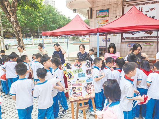 沙坪四小開展愛心義賣活動，學生們在討價還價中鍛煉溝通能力，在交易互動中感受勞動與分享的快樂。