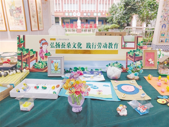 學生們充分發(fā)揮奇思妙想，以蠶繭為材料，創(chuàng)作了一系列豐富多彩的手工藝品。