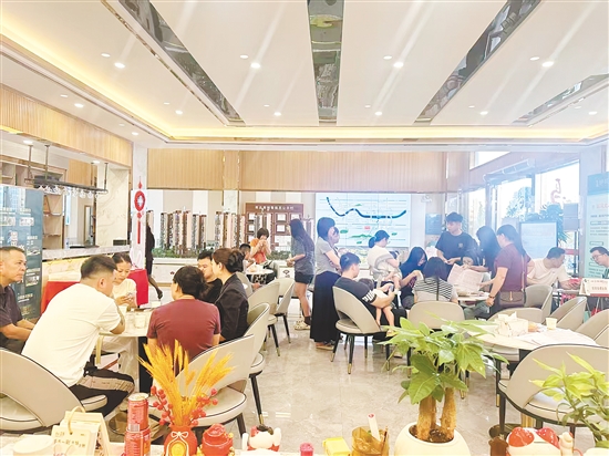 “五一”假期，不少市民趁著節(jié)假日購(gòu)房補(bǔ)貼與樓盤優(yōu)惠政策看房置業(yè)。