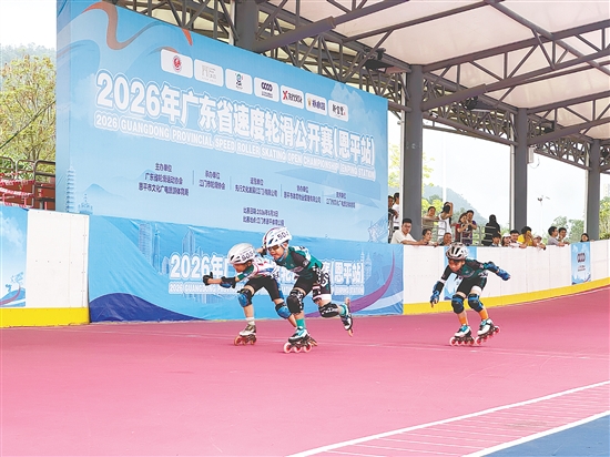 賽場上，選手們風(fēng)馳電掣、奮勇爭先，流暢的過彎、迅猛的沖刺贏得現(xiàn)場觀眾陣陣喝彩。
