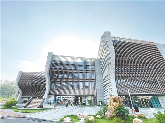 恩平市圖書館坐落鰲峰山腳，是人們閱讀的好去處。
