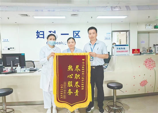 江門市中心醫(yī)院啟動免陪智慧照護(hù)試點(diǎn)后，護(hù)理員陳錦芳收到患者贈送的錦旗。
