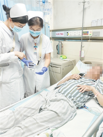 護(hù)士手持PDA，為患者提供智慧護(hù)理服務(wù)。
