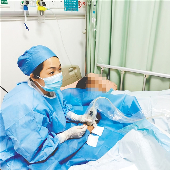 馮燕文在B超引導下聯(lián)合腔內心電定位技術實施PICC置管術。