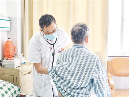 醫(yī)生為患者檢查身體。