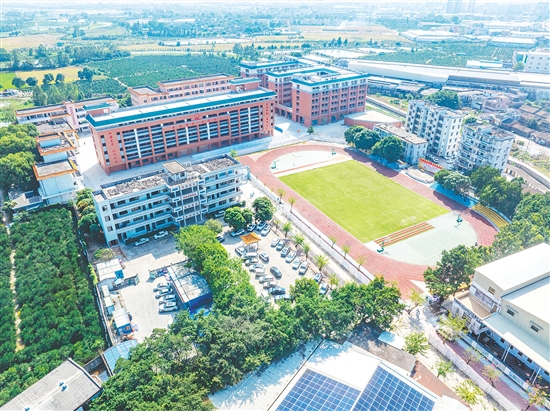改建后的新會(huì)一中附屬鳳山湖中學(xué)硬件水平實(shí)現(xiàn)了跨越式提升。