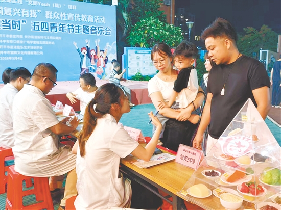 在公益健康義診活動(dòng)中，專家為市民提供免費(fèi)答疑、專業(yè)健康指導(dǎo)服務(wù)。