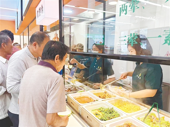 外海街道社區(qū)數(shù)字食堂菜品豐富。
