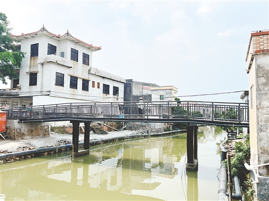新建成的鋼結構便民新橋打通了村民出行的堵點。