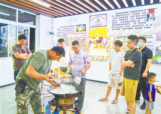 赤溪鎮(zhèn)將客家擂糖糊制作搬進(jìn)圩鎮(zhèn)客廳，讓傳統(tǒng)手藝走向大眾。