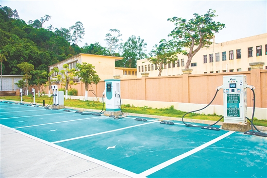 田頭公園內(nèi)設(shè)有停車位及充電樁，大大方便了群眾。