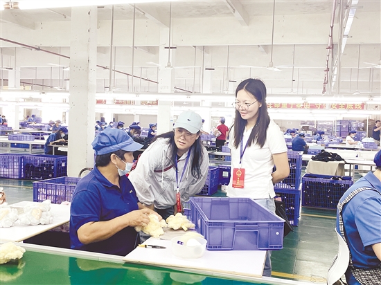 人大代表們深入企業(yè)，與員工交流。