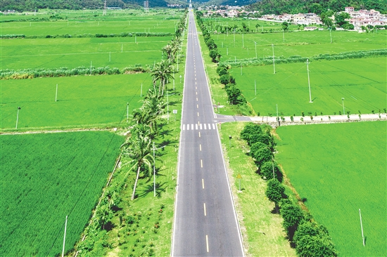 省道S275，又稱川中大道，是連接碼頭至景區(qū)的主要道路，沿途田野、村莊風(fēng)景優(yōu)美，被稱為“最美省道”。