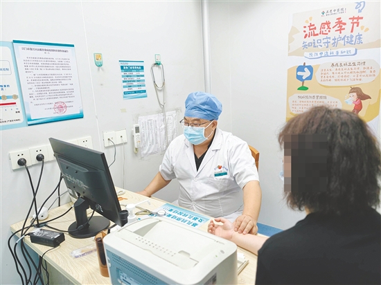醫(yī)生為感冒患者看診。