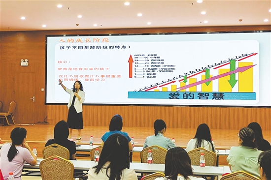 資深家庭心理成長(zhǎng)陪伴官現(xiàn)場(chǎng)傳授“提升孩子抗挫力五步法”“家庭溝通五句話”等實(shí)用方法，引導(dǎo)家長(zhǎng)從“知道”走向“做到”。