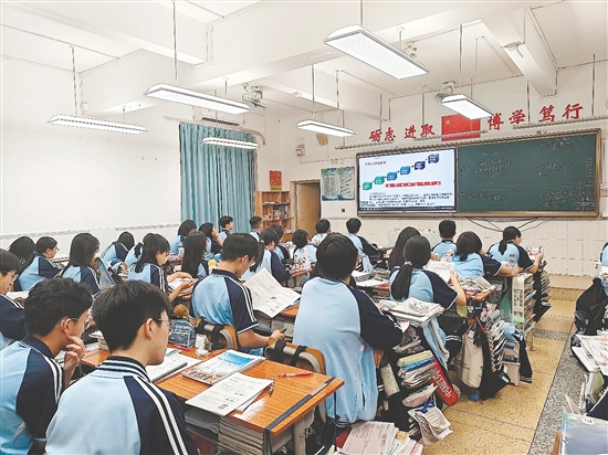 專家團隊在給創(chuàng)新實驗班學子們上課。