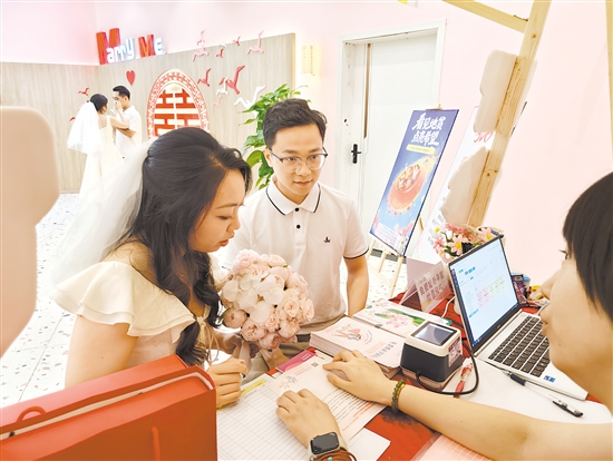 江門市婦幼保健院駐點(diǎn)人員為前來登記的新人提供婚前健康指導(dǎo)。