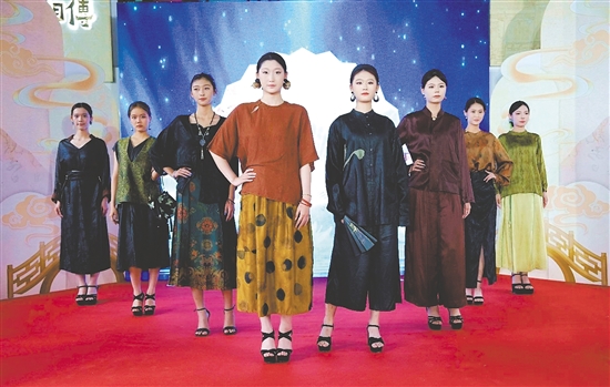 活動(dòng)現(xiàn)場(chǎng)，香云紗服飾秀精彩上演。