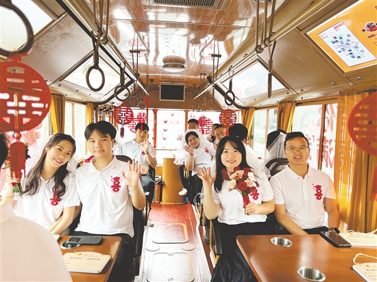 新人們搭乘“鐺鐺車”欣賞僑鄉(xiāng)風(fēng)貌，沿途向市民派發(fā)喜糖，分享新婚喜悅。