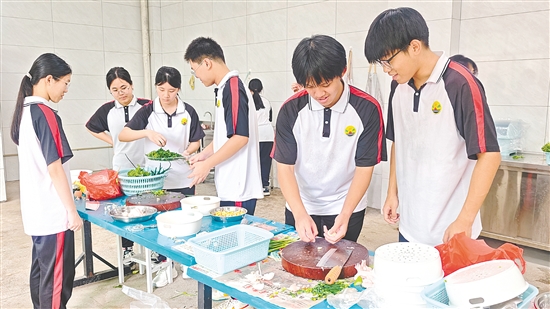 “共享廚房”從菜單構(gòu)思、市場采購，到食材清洗、切配烹飪，再到餐后清潔、場地整理，全程由學(xué)生自主規(guī)劃、獨立完成。