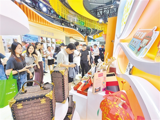 江門展區(qū)精心打造廣貨行天下、文創(chuàng)展示、江門非遺、智享生活四大核心板塊，吸引眾多游客參觀。郭永樂