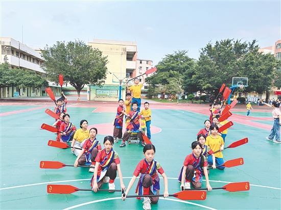 學(xué)生們排練原創(chuàng)舞蹈《錦渡》，伴隨旋律演繹龍舟競(jìng)渡時(shí)的昂揚(yáng)氣勢(shì)，在舞姿中傳遞同舟共濟(jì)的團(tuán)結(jié)精神。