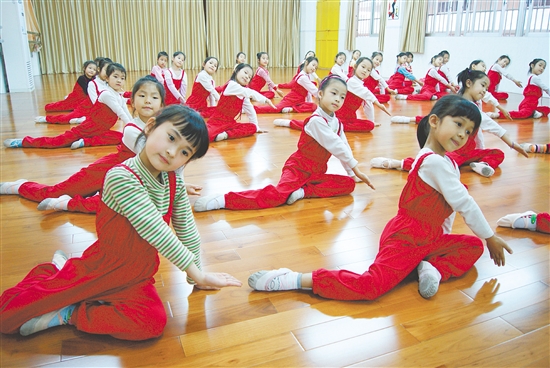 除了開齊開足藝術(shù)課程，該校還打造多種形式的活動(dòng)載體，幫助學(xué)生提高舞蹈水平。