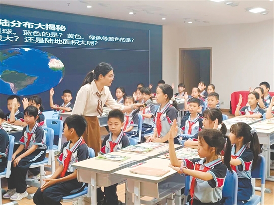 《水的故事》研討課將國家中小學智慧教育平臺的資源與科學課堂深度融合，打造情景化、數字化的高效課堂。