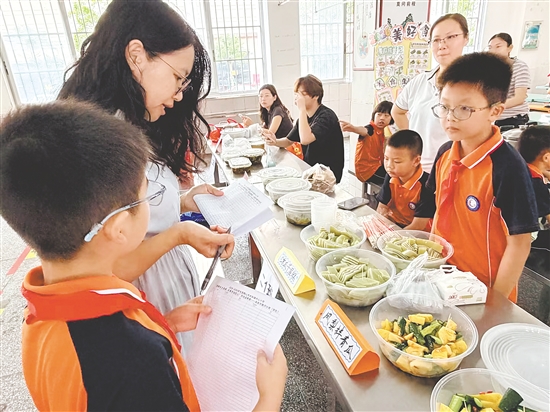 在美食市集，各班美食講解員熱情地向大家介紹美食制作過程、食材來源與勞動感悟，分享收獲與快樂。