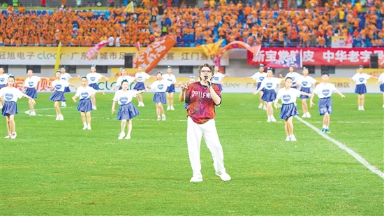 經典金曲點燃賽場氛圍。陳俊鋒