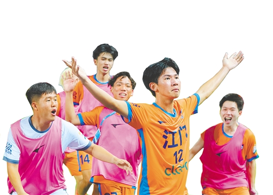 替補上場并打入制勝球的12號球員梁梓鵬與隊友們一起慶祝。陳俊鋒