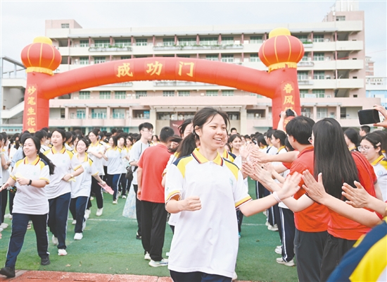 學(xué)生們跑過“成功門”，信心滿懷地迎接高考。
