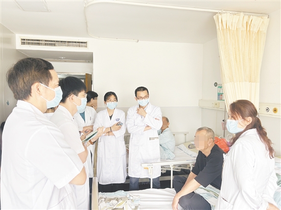 醫(yī)生向患者了解情況。