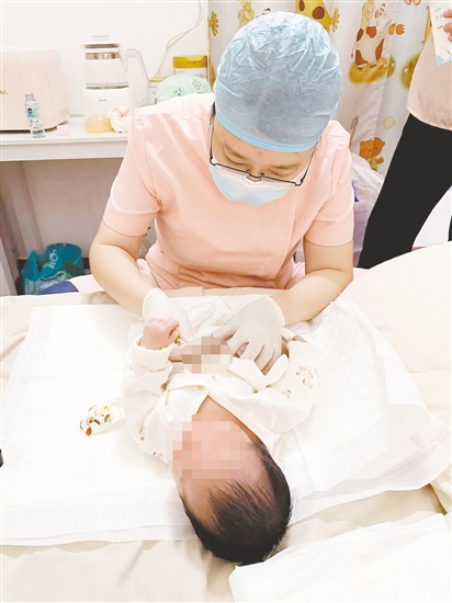 護(hù)士為寶寶進(jìn)行護(hù)理。