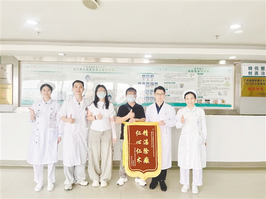 僑胞為醫(yī)護(hù)人員送上錦旗致謝。