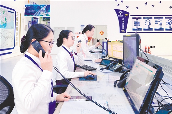 工作人員通過(guò)電話做好協(xié)調(diào)，守護(hù)司乘安全。