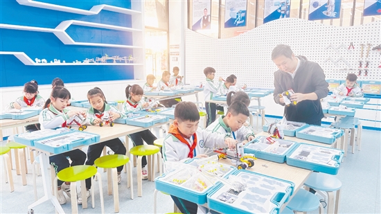 風(fēng)采實驗學(xué)校開設(shè)了機器人編程、3D打印、無人機航拍等科創(chuàng)課程，與僑鄉(xiāng)文化深度融合。