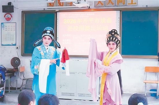 文化志愿者的婉轉(zhuǎn)唱腔、優(yōu)美身段、悠揚曲調(diào)，盡顯粵劇獨特韻味。