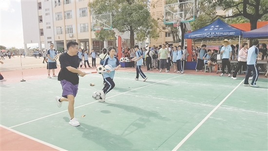 學(xué)生與家長一起參加趣味活動。