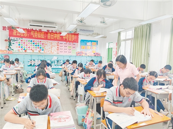 江門市第一中學(xué)景賢學(xué)校躍進(jìn)路校區(qū)學(xué)生認(rèn)真?zhèn)淇?、老師悉心指?dǎo)。