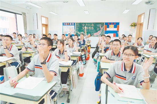 紫茶中學(xué)學(xué)生以良好的精神面貌迎接中考。