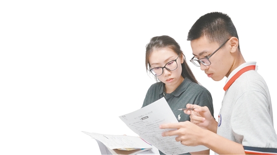 江門市華僑中學(xué)老師在輔導(dǎo)學(xué)生進(jìn)行考前查漏補(bǔ)缺。