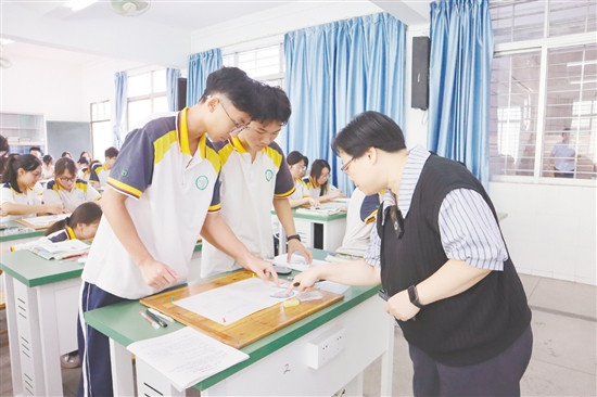 老師指導(dǎo)學(xué)生做實驗。