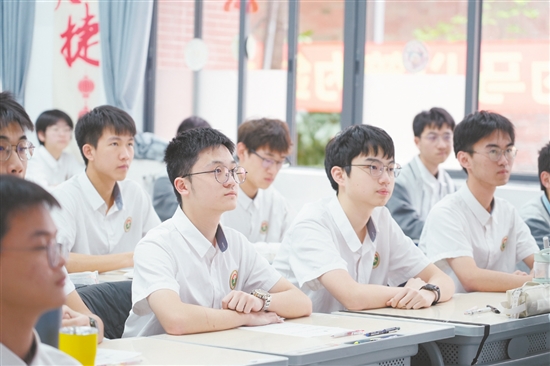 課堂上，學生們精神抖擻。